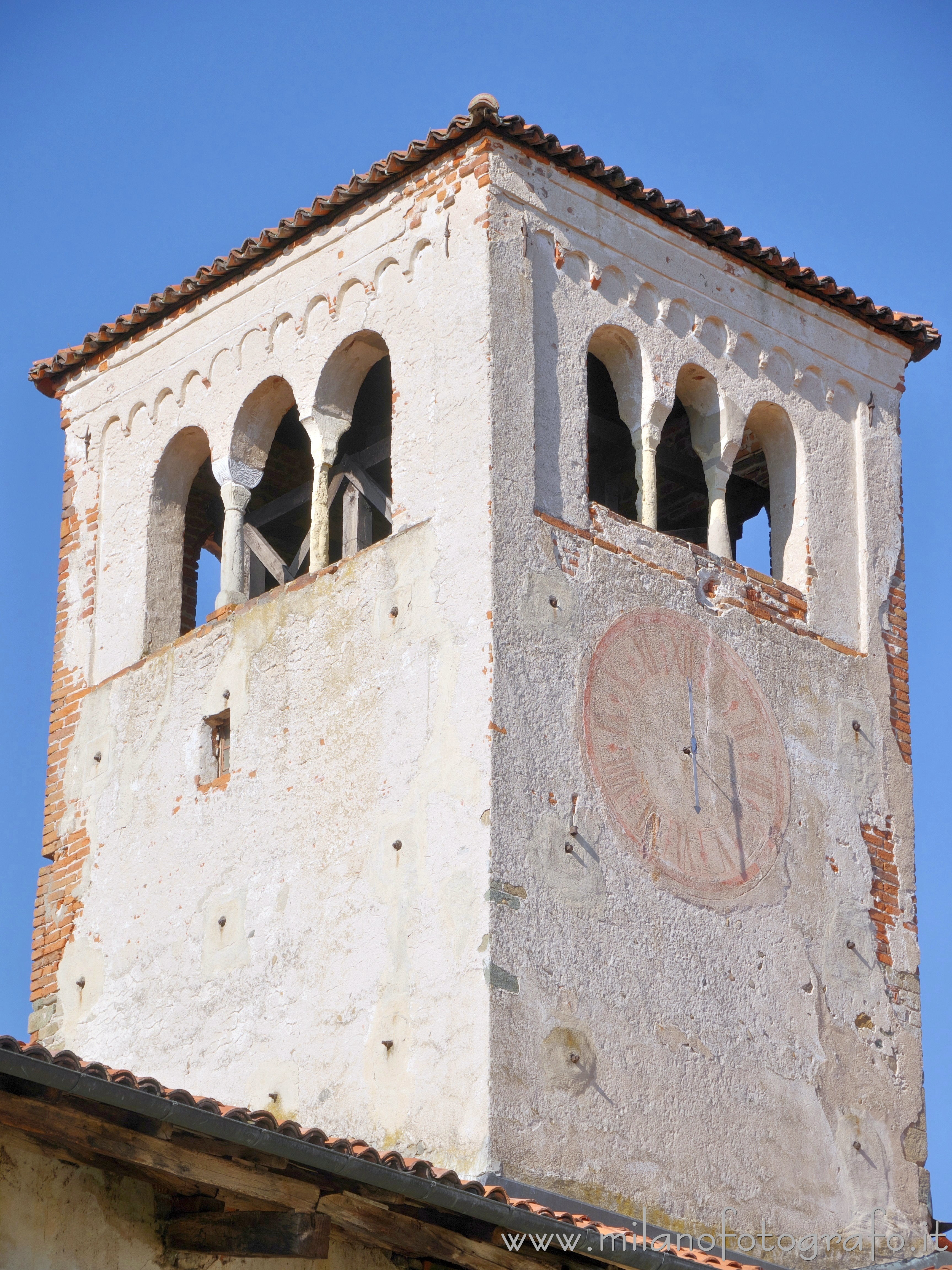 Castelletto Cervo (Biella) - Campanile della chiesa del Priorato Cluniacense dei Santi Pietro e Paolo - Foto a piena risoluzione